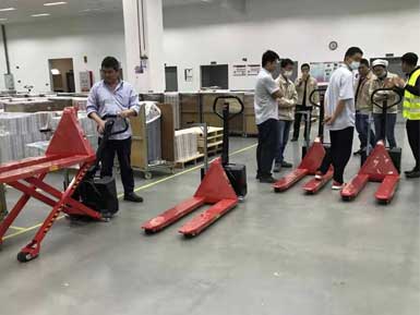 電動高升程搬運(yùn)車交付使用，感謝廠家羅總親自跟客戶講解操作方法！